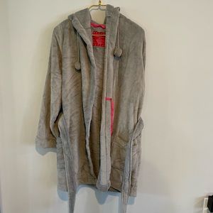 🌸 NWOT Fuzzy Robe